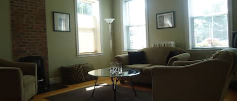 Een televisie en een open haard