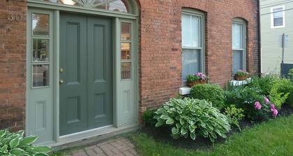 Stylish Downtown Historic District Suite Near Water Front & Convention Centre