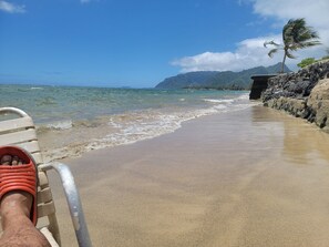 Beach nearby, sun loungers, beach towels