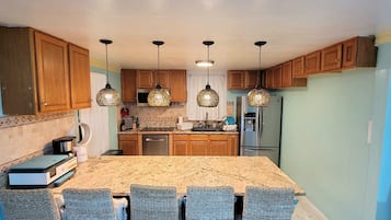 Jääkaappi, mikroaaltouuni, uuni, astianpesukone