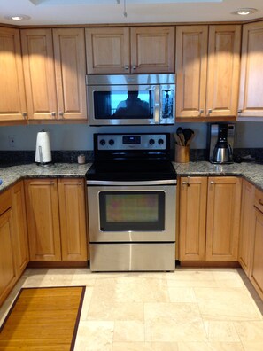 冰箱、微波炉、烤箱、炉灶