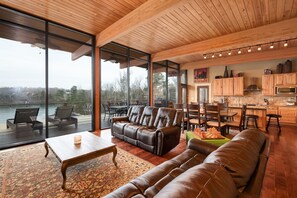 Una televisión de pantalla plana, libros, un reproductor estéreo