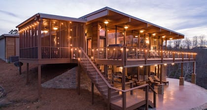 Beautiful Lake House with Breathtaking Views all Year!