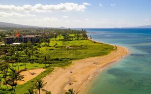 En la playa, camastros y toallas de playa 