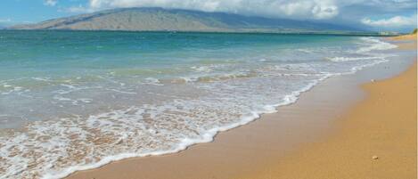 På stranden, solsenger og strandhåndklær