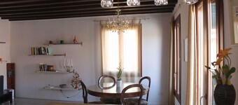 Beautiful Gaffaro Apartment in Dorsoduro with Canal View
