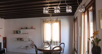 Beautiful Gaffaro Apartment in Dorsoduro with Canal View