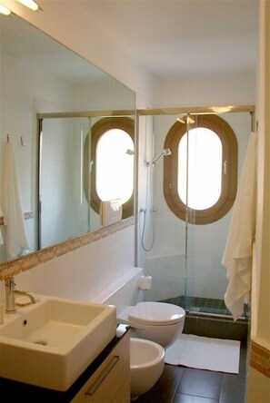 Douche, sèche-cheveux, bidet, serviettes fournies
