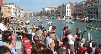 Beautiful Gaffaro Apartment in Dorsoduro with Canal View