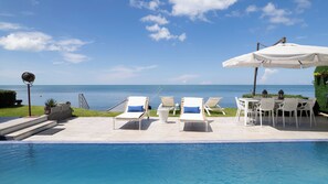 Una piscina al aire libre, una piscina infinita