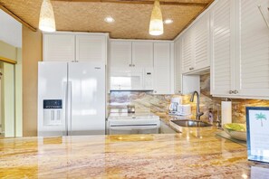 Fridge, microwave, oven, stovetop - BEAUTIFUL OCEANFRONT CONDO* EXCELLENT VIEW* PERFECT LOCATION & A/C (Maalaea)