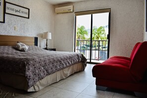 4 habitaciones, tabla de planchar con plancha y cuna de viaje 