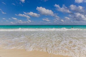 Beach nearby, sun-loungers, beach towels - Luxury Residence in the middle of the Hotel Zone - Beach access  (Cancún)
