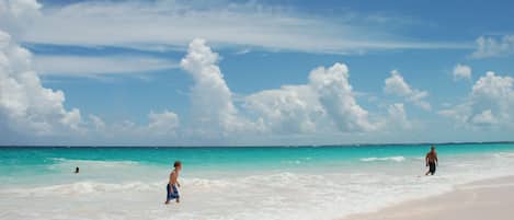 Plage, chaises longues, serviettes de plage