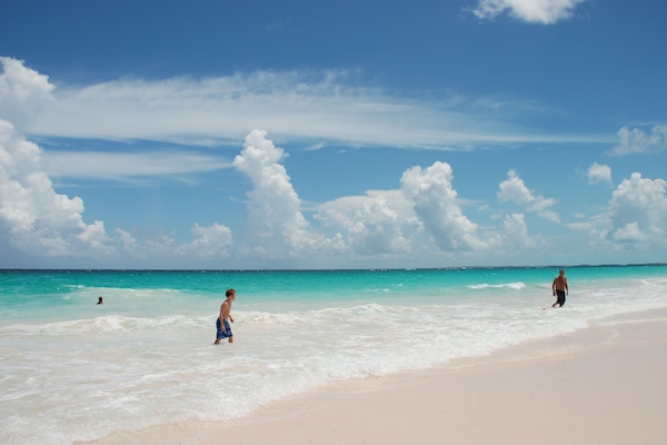 Sulla spiaggia, lettini da mare, teli da spiaggia