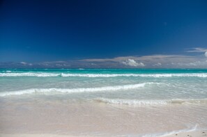 A beach with clear turquoise water and a sandy shore. - Seadream House – Large 5-Bedroom Oceanview Retreat (Dunmore Town)