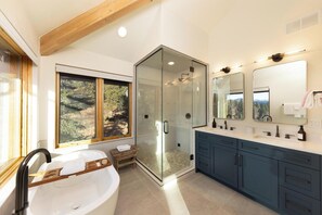 Shower, hair dryer, towels - Moosehead Lodge: Clear Mountain Views, Hot Tub & Game Room (Breckenridge)