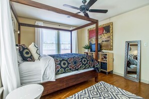 2 chambres, bureau, fer et planche à repasser, lit de bébé portatif