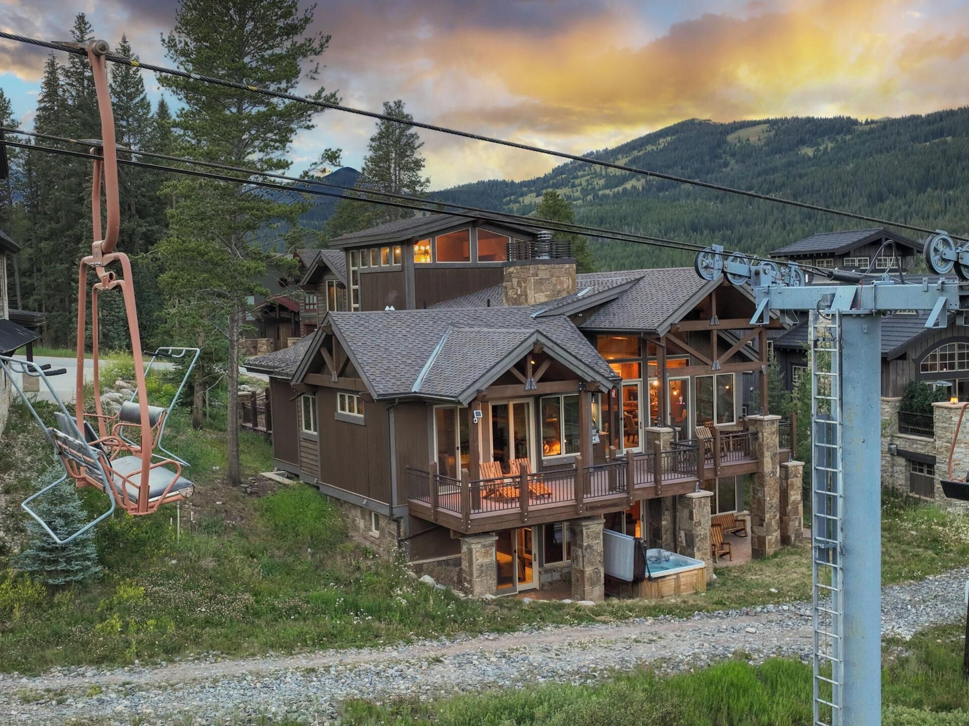 Lumber Jack Lodge: Spacious Ski-In/Out Home w/ Hot Tub, Pool Table, Shuttle