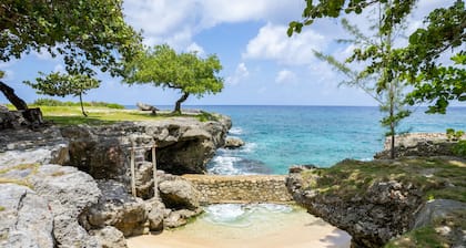 Exclusive Oceanfront Villa in Charming Jamaican North Coast Resort Town