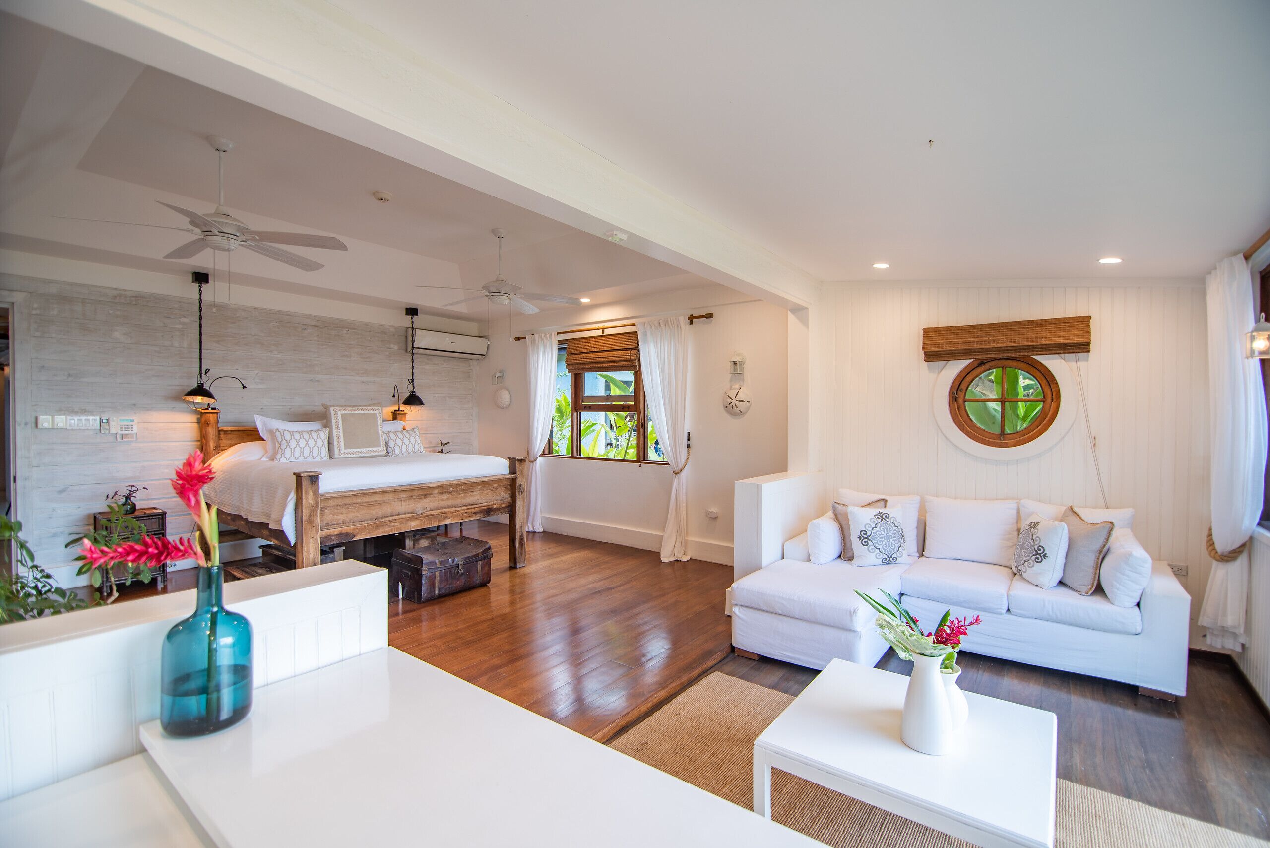 5 habitaciones, caja de seguridad en la habitación y escritorio 