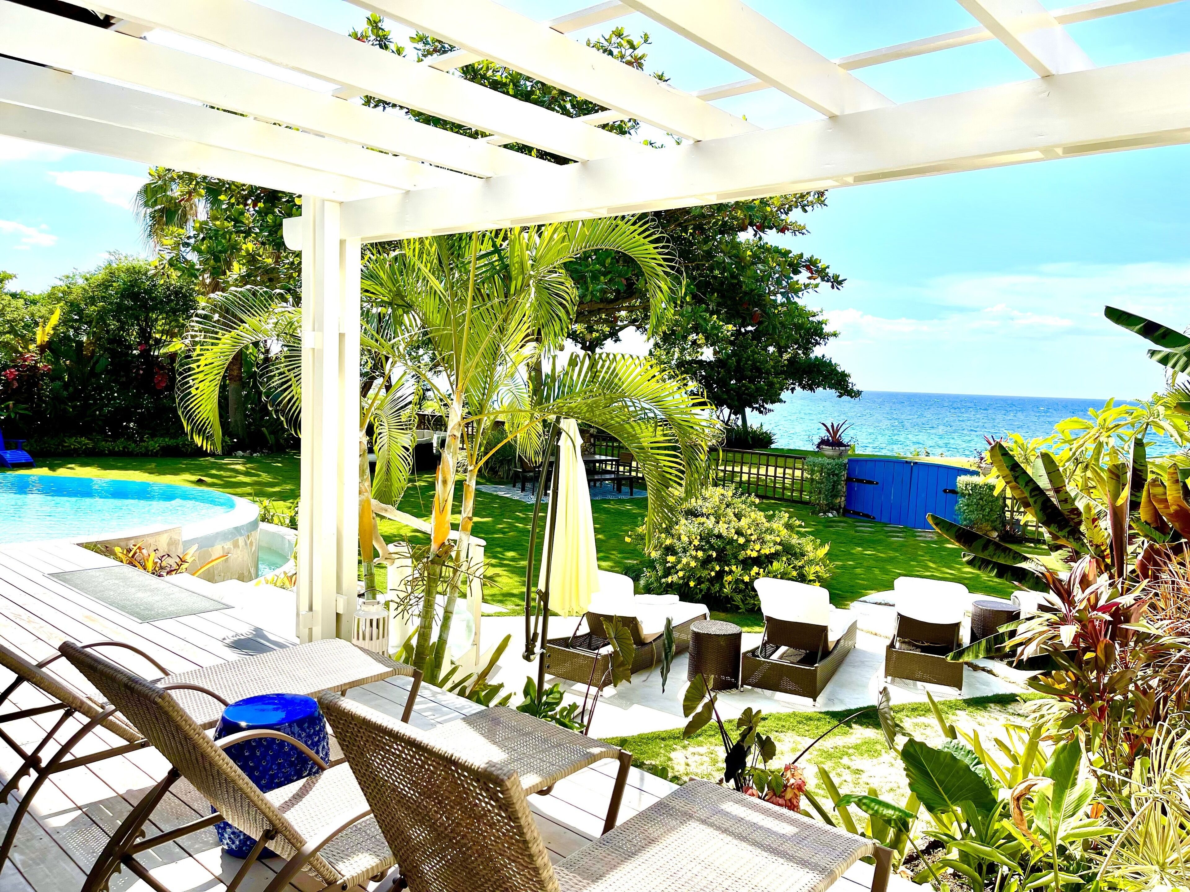 Alberca al aire libre y alberca climatizada