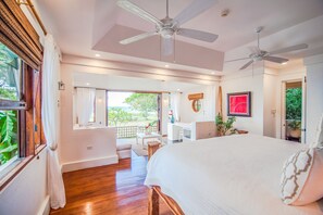 5 slaapkamers, een kluis op de kamer, een bureau
