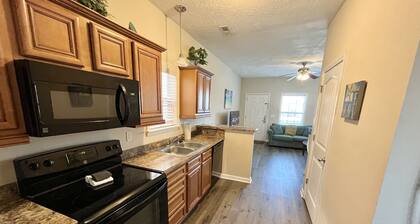343 Sailors, Beautiful 2-bedroom cottage in Myrtle Beach, 2 Blocks to the Beach!