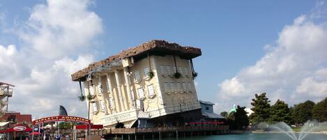 A large building with columns and a sign that reads "Ripley's Aquarium South Carolina's Most Visited Attraction".