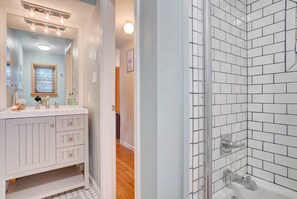 Combined shower/bathtub, hair dryer, towels
