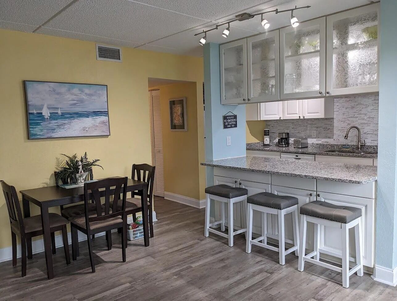  Spacious Renovated Condo - 1 block from the beach!