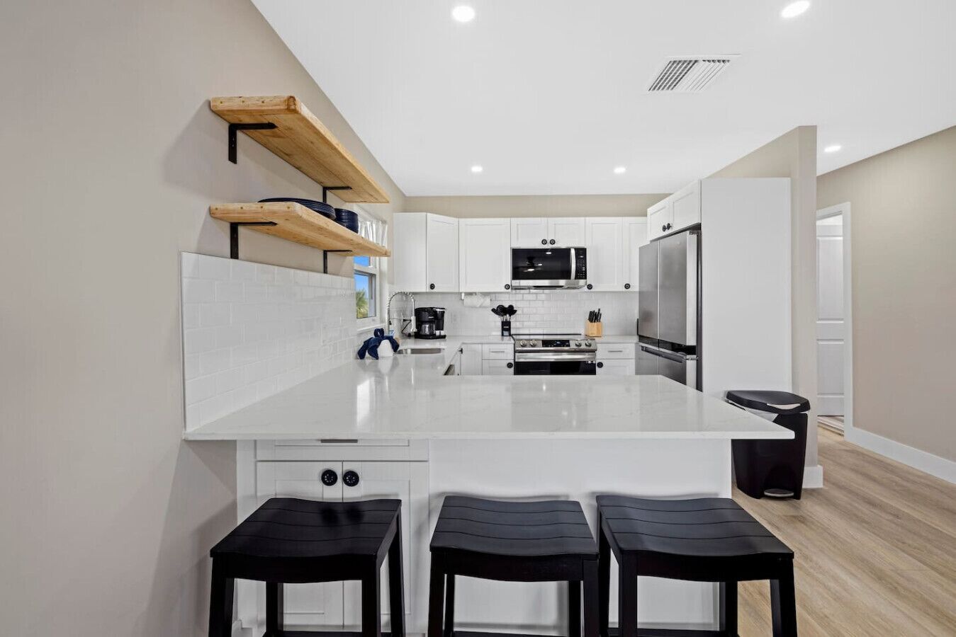 Kjøleskap, mikrobølgeovn, ovn og kokeplater