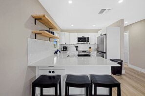 Frigorifero, microonde, forno, piano cottura