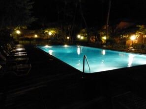 Alberca al aire libre y alberca climatizada