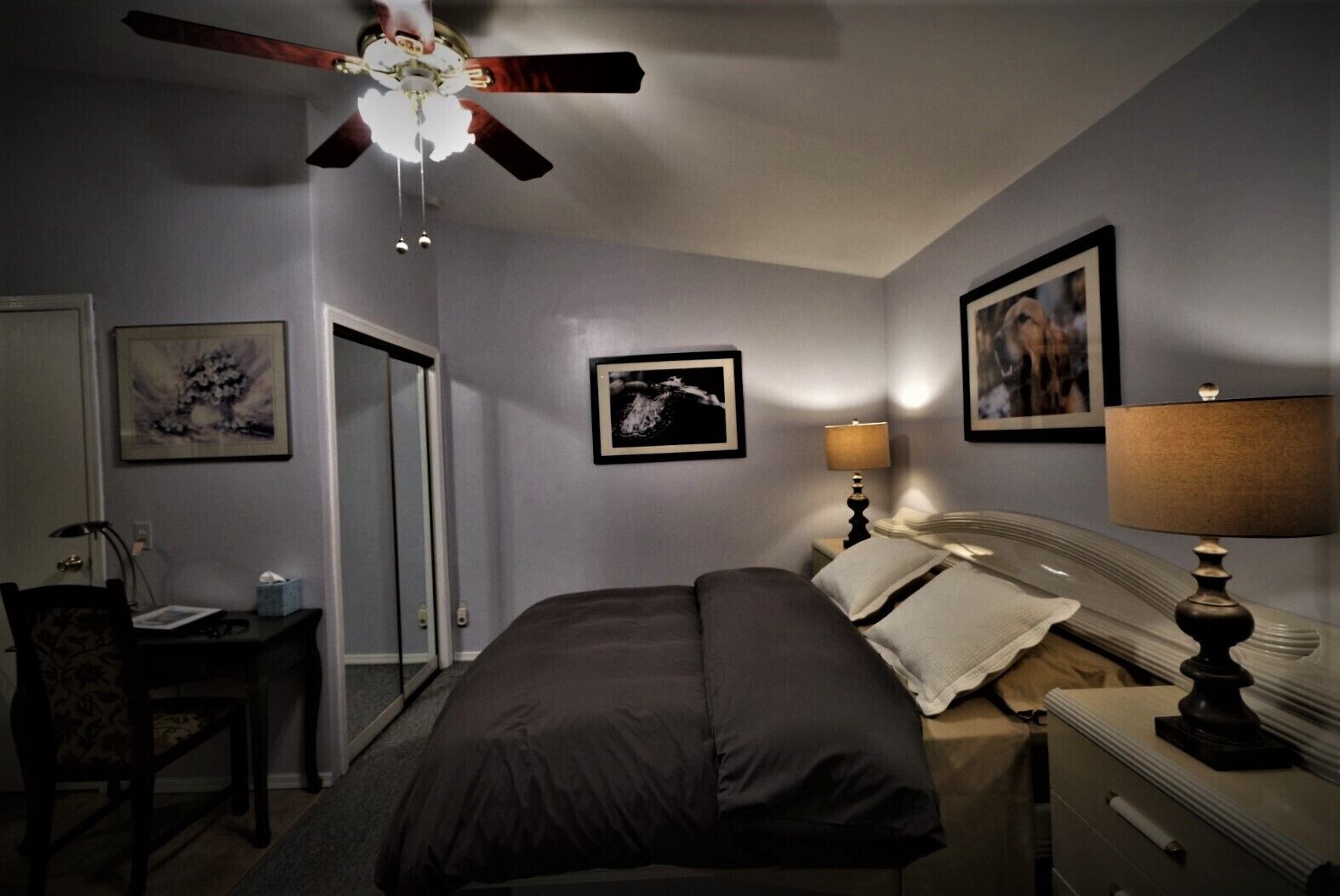 Een bureau, een strijkplank/strijkijzer, gratis wifi, beddengoed