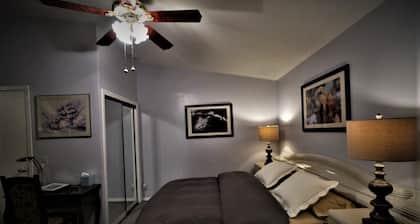 Secluded, Sunny Studio. Fully Private: entrance, bath, bedroom, kitchen & Patio