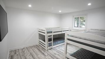 3 bedrooms, iron/ironing board, WiFi, bed sheets