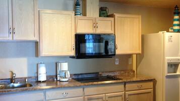 KĂŒhlschrank, Mikrowelle, Ofen, Herdplatte