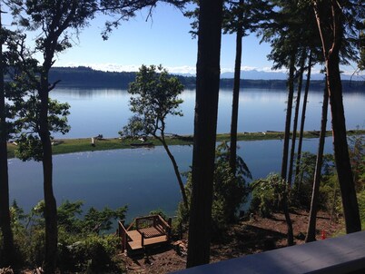 Secret Island Getaway- Private Beach, Boats, Kayaks & guest only Seafood Farm