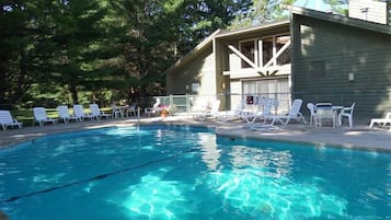 Una piscina techada, una piscina al aire libre