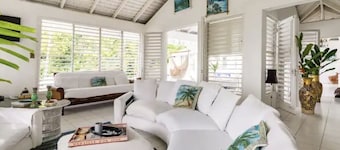 Relax in paradise! Beach, Mountain View’s. Staffed 4 bedroom suites, sleeps 12.