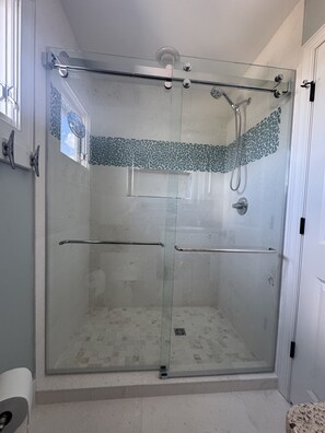 Combined shower/bathtub, hair dryer, towels, soap