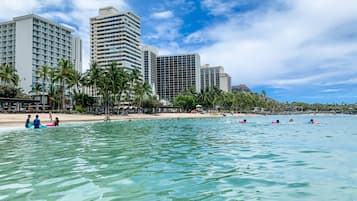 En la playa, camastros y toallas de playa