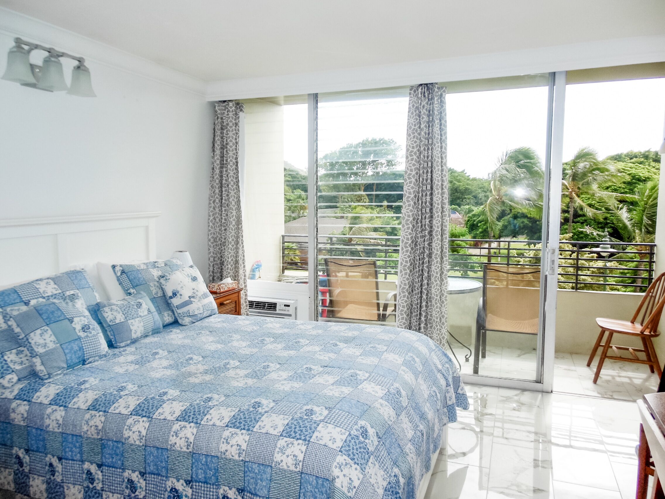 Tabla de planchar con plancha, wifi gratis y ropa de cama 