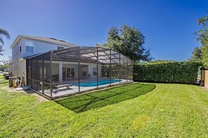 Een huis met een overdekte patio en een zwembad.