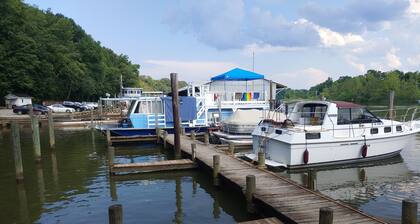A Warm and Cozy 50' Houseboat in gated, quaint and peaceful marina near the city