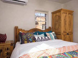 1 bedroom, iron/ironing board, WiFi, bed sheets - Walk to the Plaza and Canyon Road, Kiva Fireplace (Santa Fe)
