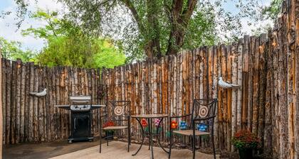 Autenttinen Adobe, Walk to Canyon Rd, romanttinen East Side Casita w / Kiva takka