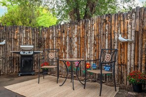 Outdoor dining - Walk to the Plaza and Canyon Road, Kiva Fireplace (Santa Fe)