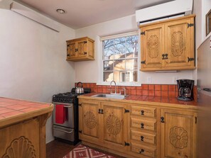 Fridge, microwave, oven, stovetop - Walk to the Plaza and Canyon Road, Kiva Fireplace (Santa Fe)